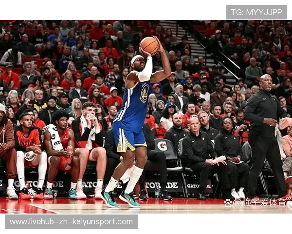 勇士底角三分连中,对手被迫暂停 勇士底角三分连中,对手被迫暂停